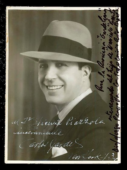 La foto que Gardel dedicó a Vicente Piazzolla, en 1934, y que en diciembre de 1980 Astor se la dedicaría a la desaparecida Asociación Gardeliana. (Gentileza Fundación Internacional Carlos Gardel)