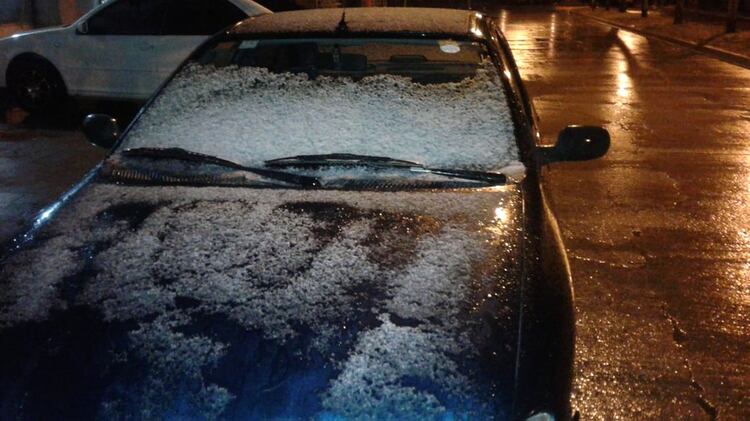 Un auto cubierto de nieve estacionado en la ciudad de Orense, en el partido de Tres Arroyos (@anitade71)