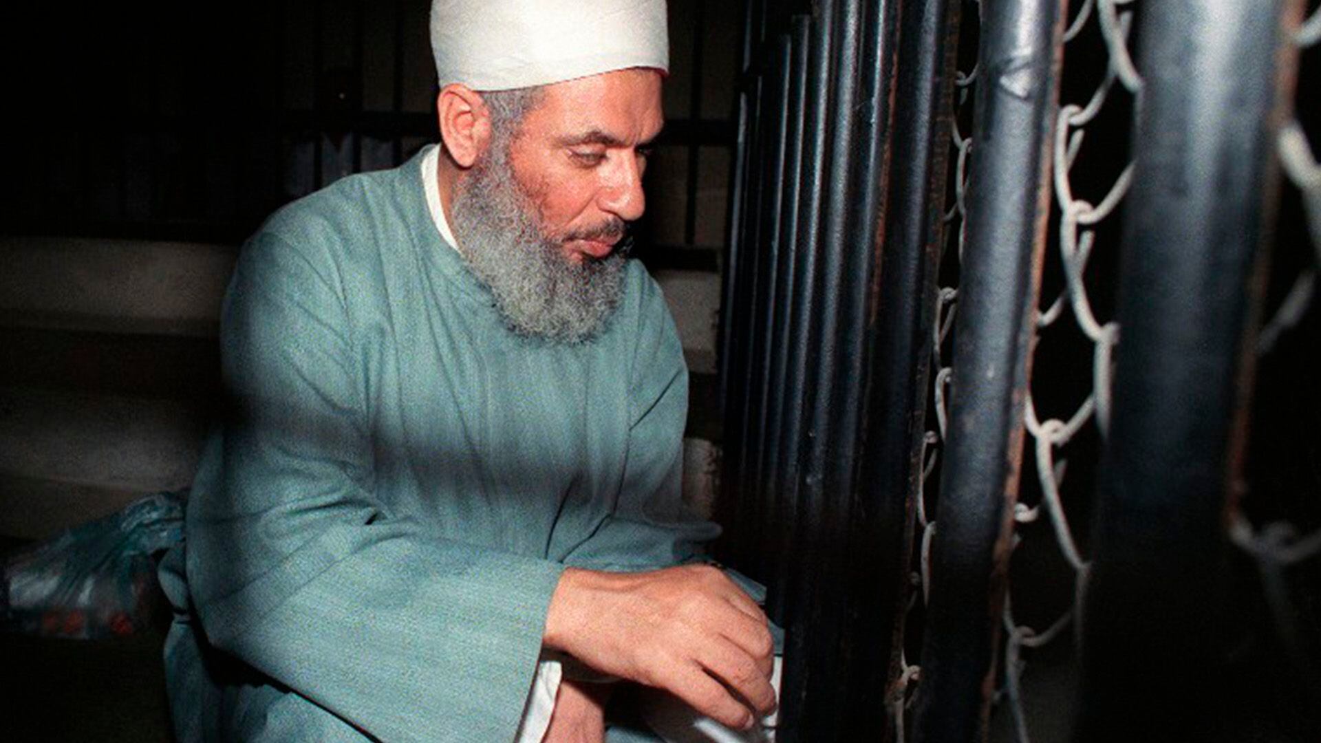 El jeque ciego Omar Abdel Rahman en la cárcel. En la década del '80 reclutaba hombres para combatir a los soviéticos en Afganistán. También estuvo involucrado en el asesinato del presidente egipcio Anwar El Sadat. Murió de diabetes en 2017