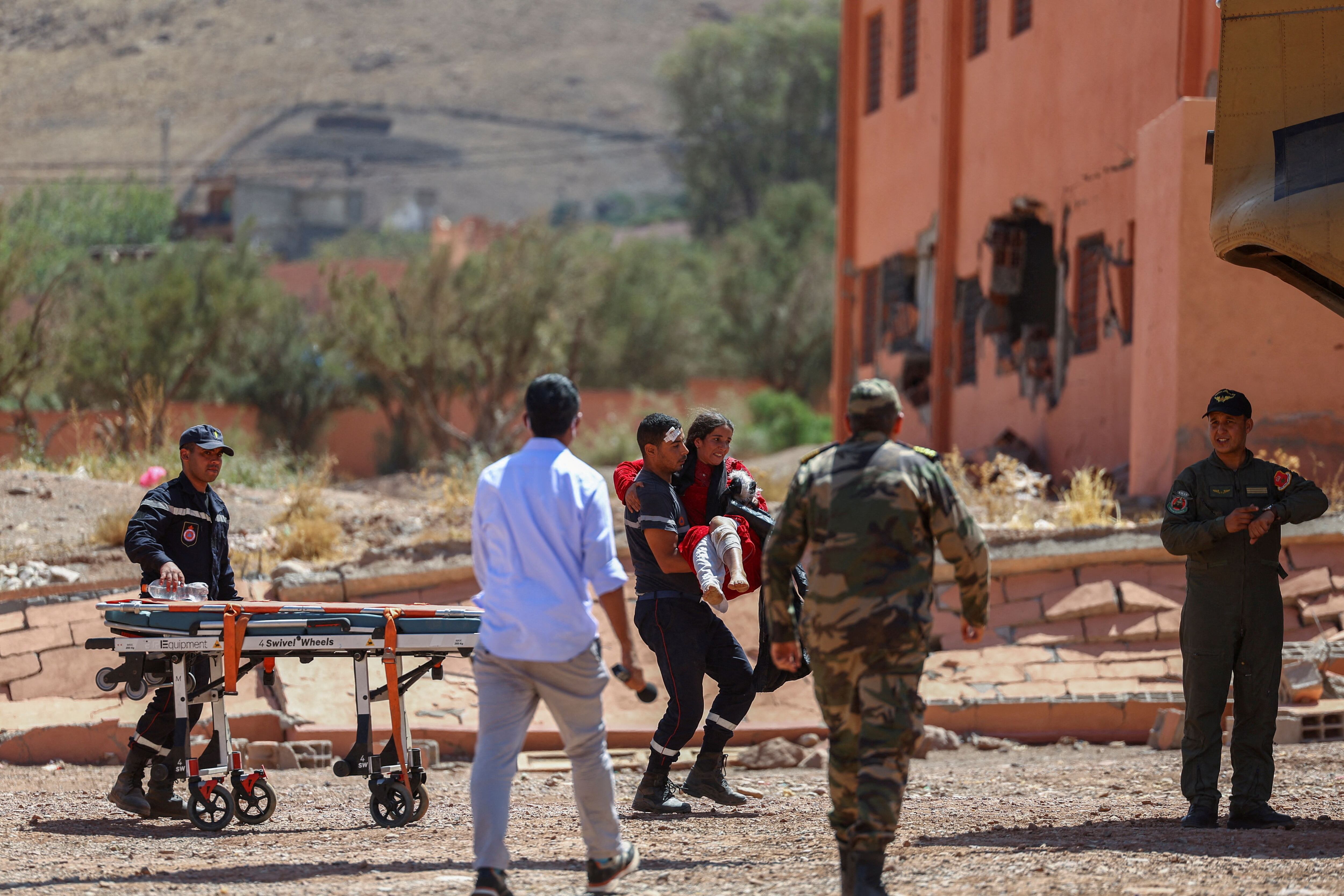 Una sobreviviente herida es transportada a bordo de un helicóptero militar para ser trasladada a un hospital (REUTERS/Hannah McKay)