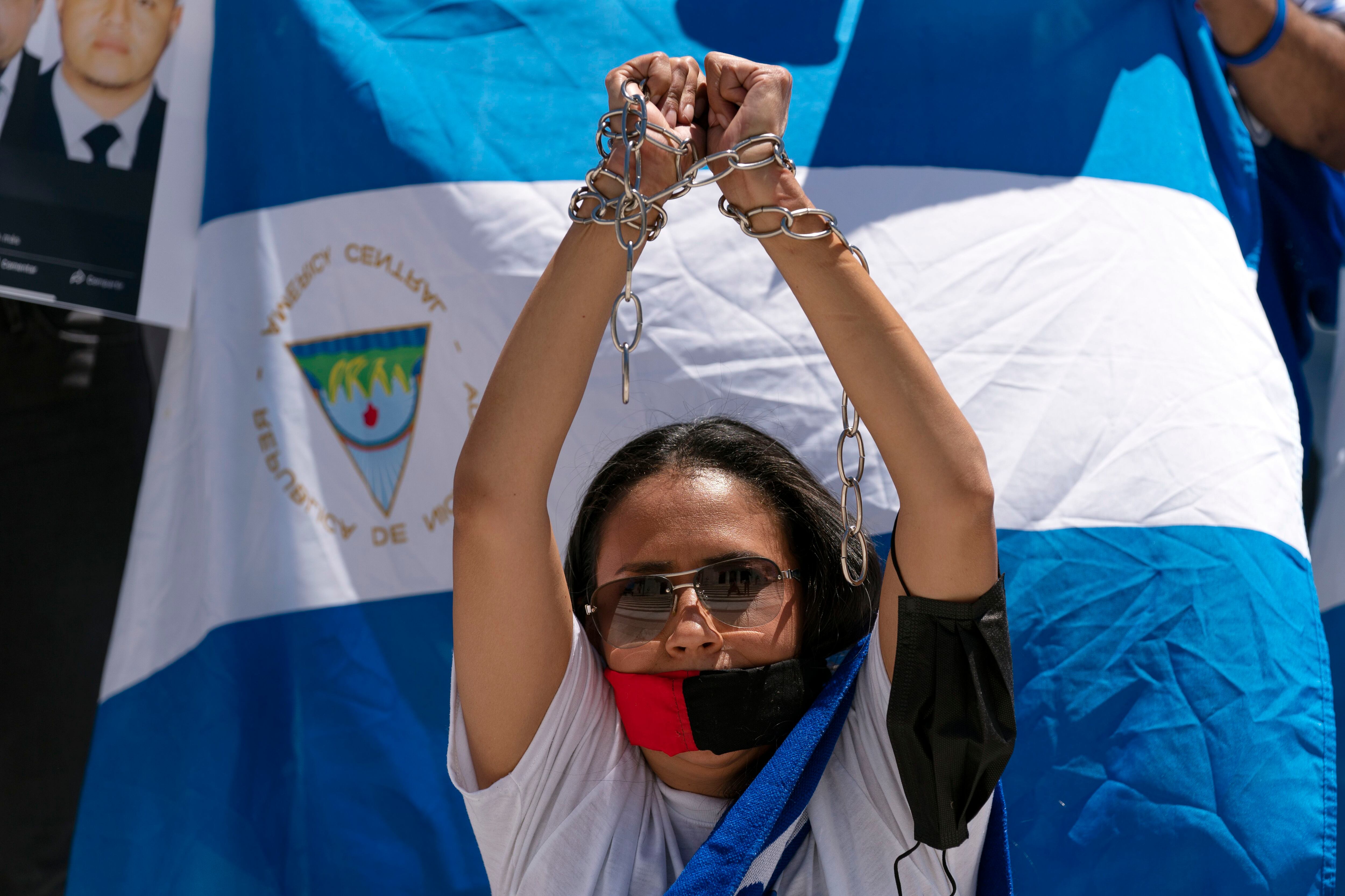 Nicaragüenses protestan frente a la Organización de los Estados Americanos en Washington pidiendo que los presos políticos sean liberados el 23 de junio de 2021 (AP Foto/Jose Luis Magana)