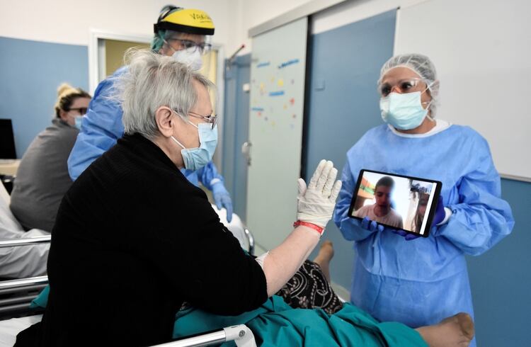 Que los pacientes de COVID-19 tuvieran una carga viral más alta cerca del inicio de la infección podría explicar el rápido contagio de la enfermedad. /REUTERS/Flavio Lo Scalzo)