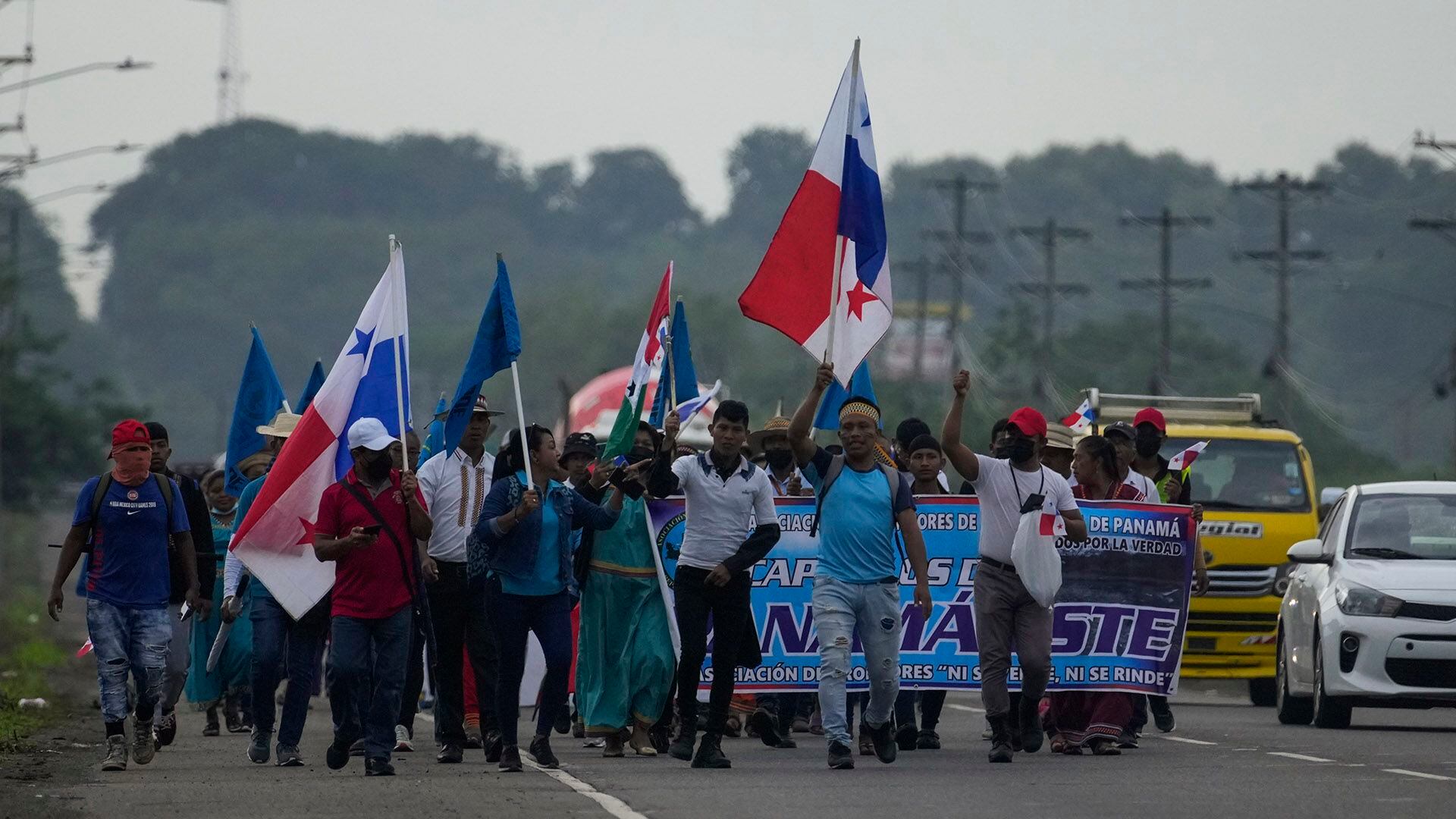 Indígenas Ngobe marchan hacia el palacio presidencial en la Ciudad de Panamá (AP/Arnulfo Franco)