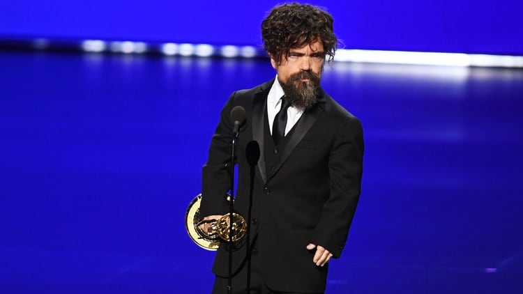 Peter Dinklage con su premio (Kevin Winter/ Getty Images/ AFP)