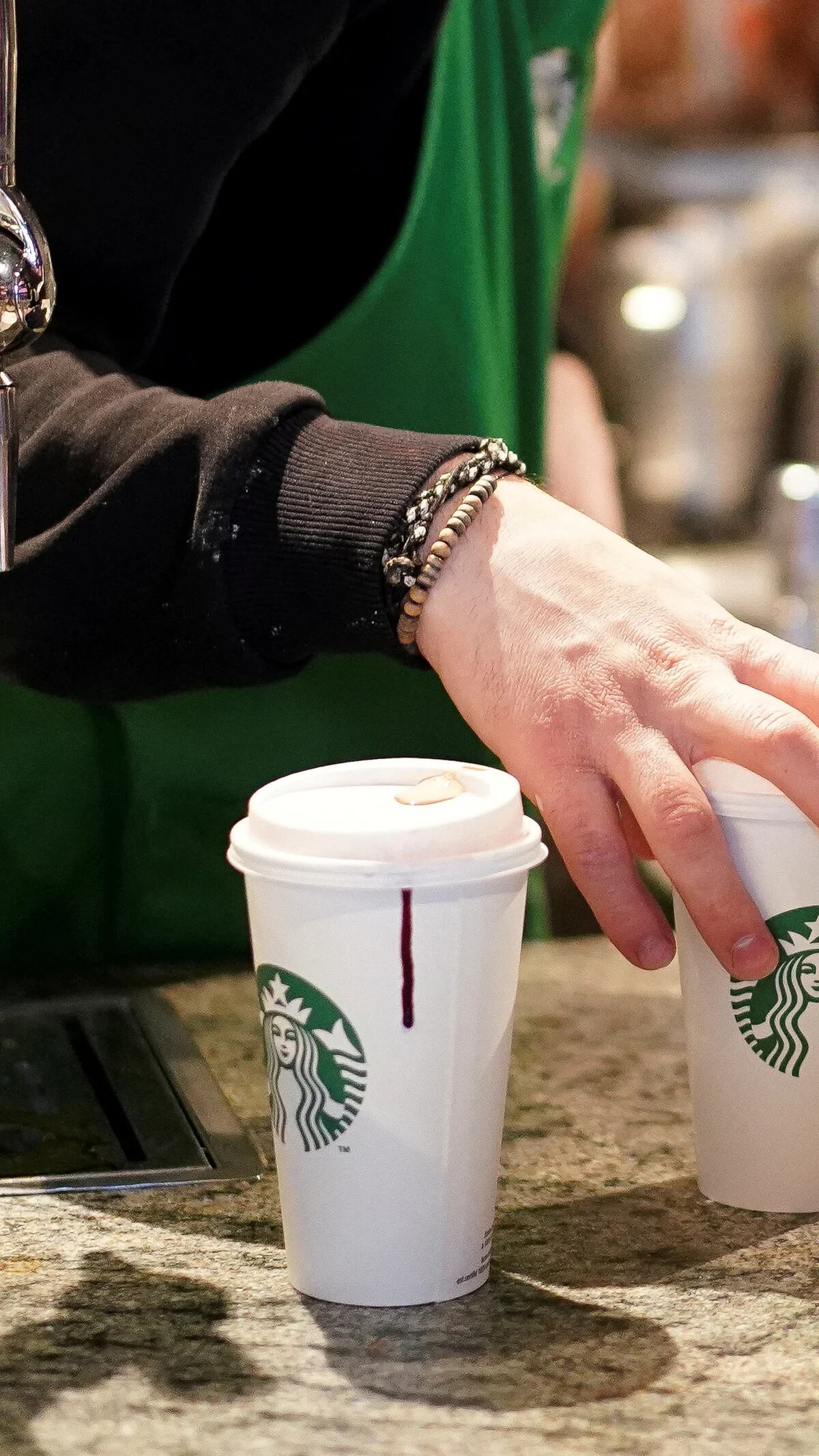 Starbucks riflette sulla sostenibilità dei suoi iconici bicchieri