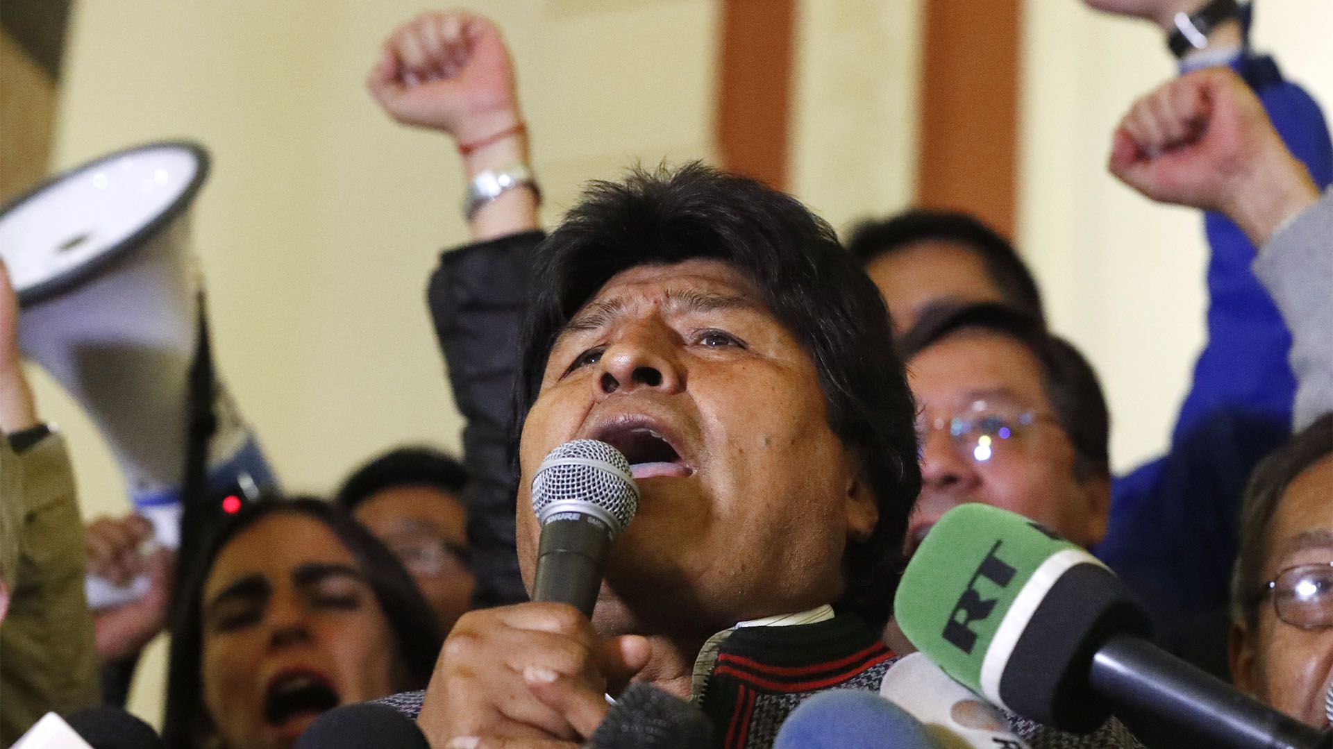 Evo Morales se autoproclamó vencedor en la jornada electoral del domingo pese a que los resultados señalaban que habría segunda vuelta (AP)