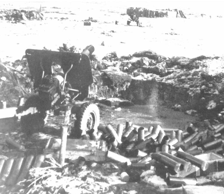 Un cañón argentino en los momentos finales de la batalla de Malvinas
