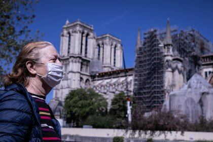 15/04/2020 Mujer con mascarilla cerca de la catedral Notre Dame de París
POLITICA INTERNACIONAL
Andreina Flores/SOPA Images via  / DPA
