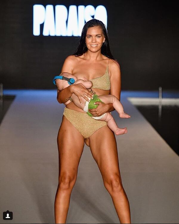 La modelo Mara Martin desfiló para Sports Illustrated amamantando a su bebé (Instagram Sports Illustrated)