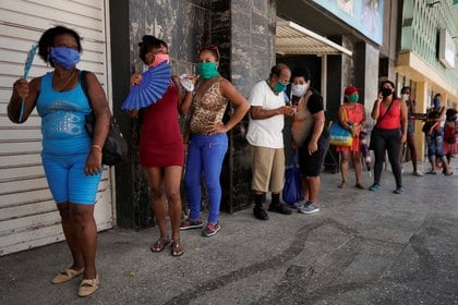 Gente con máscaras faciales hace fila en la Havana, Cuba, July 8, 2020. Picture taken July 8, 2020. REUTERS/Alexandre Meneghini