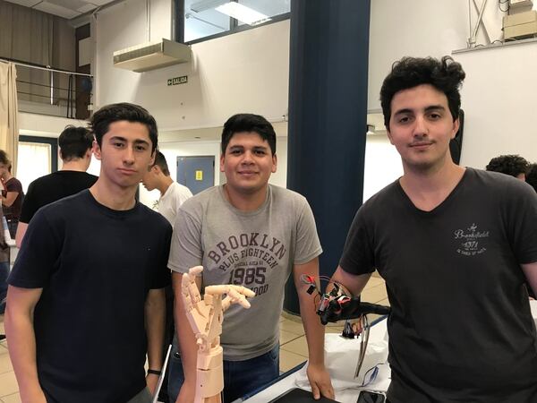 Matías López, Fabián Benitez y Tadeo Guaglianone, de 17 años, desarrollaron un guante con sensores que permite controlar una mano robótica a la distancia.