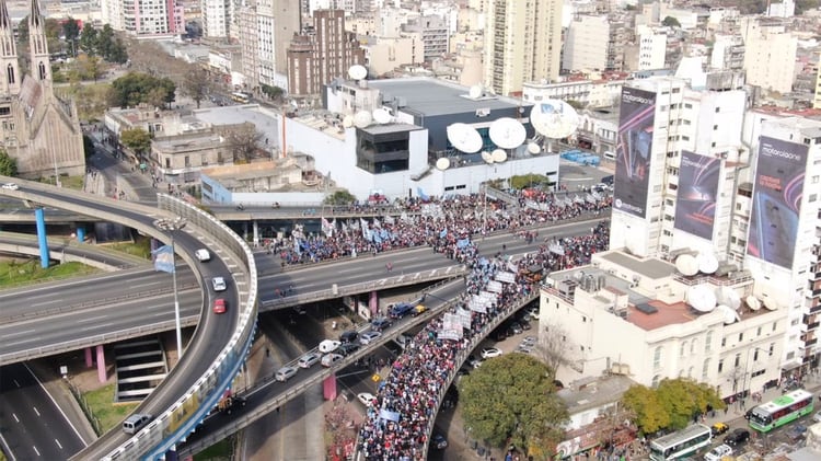 Los manifestantes circularon a contramano en la autopista 25 de Mayo.