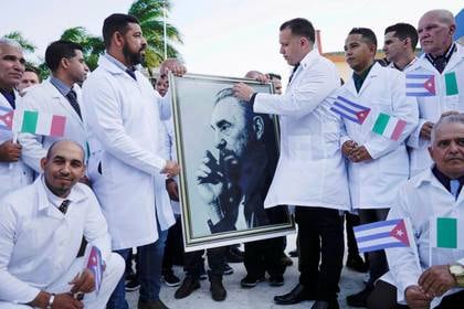 Denuncian que los médicos cubanos son enviados al exteriores en condición de esclavitud (REUTERS/Alexandre Meneghini)