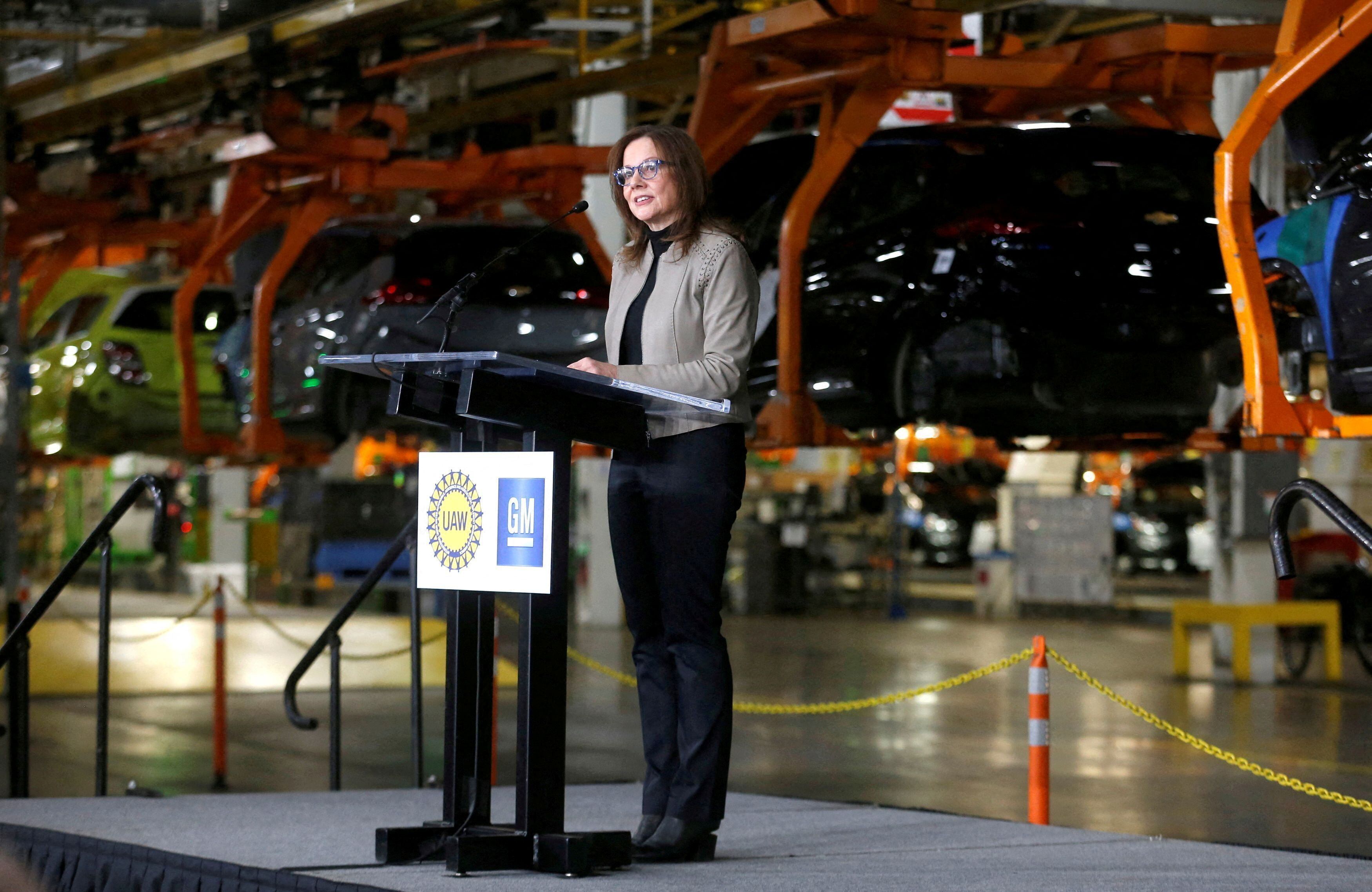 Mary Barra CEO mundial de General Motors, anunció un nueva estrategia alineada con objetivos de eficiencia, no sólo en el trabajo de las plantas sino también en la cantidad de versiones de cada modelo. REUTERS/Rebecca Cook/File Photo