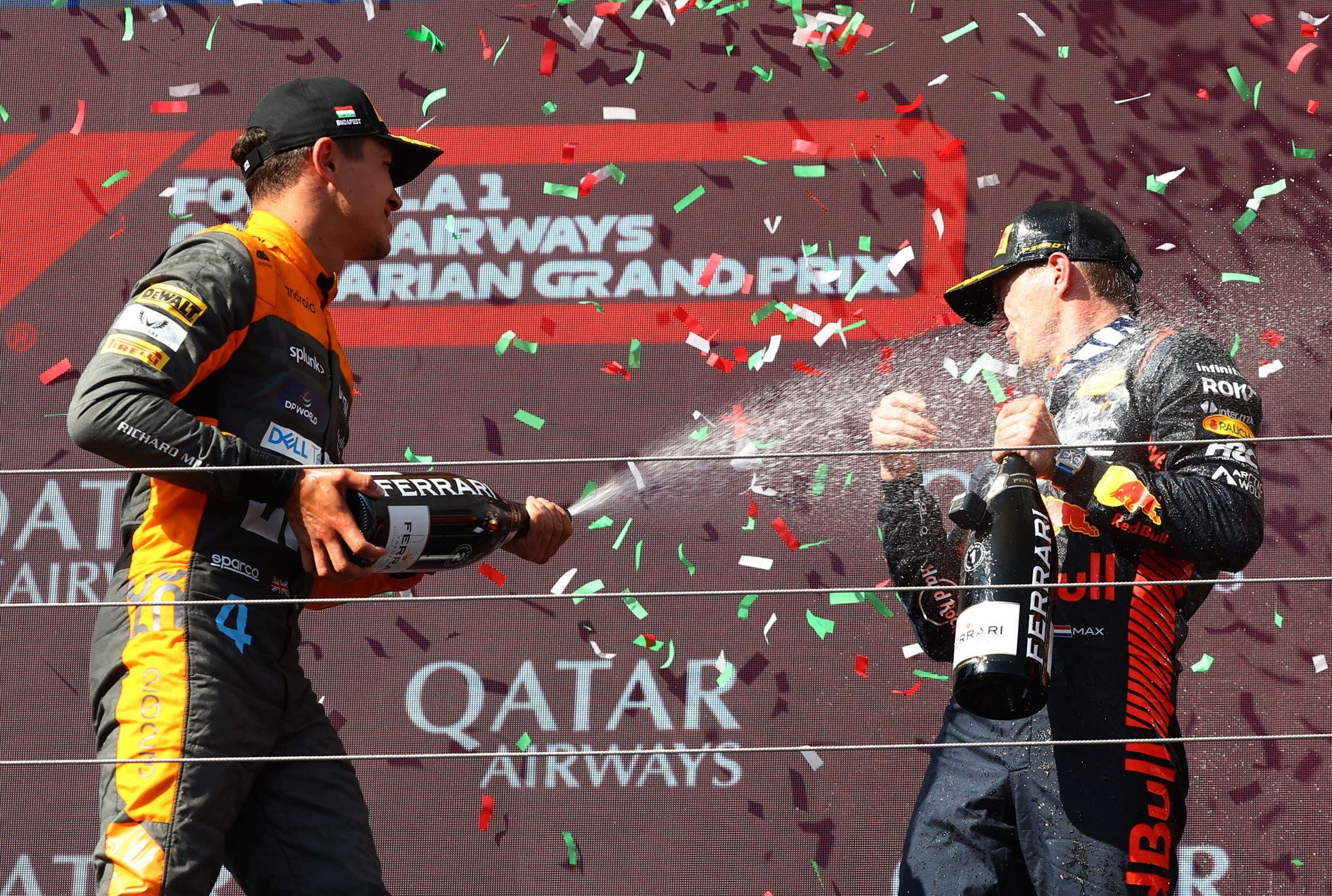 Lando Norris lo empapa de champán a Max Verstappen (REUTERS/Bernadett Szabo)