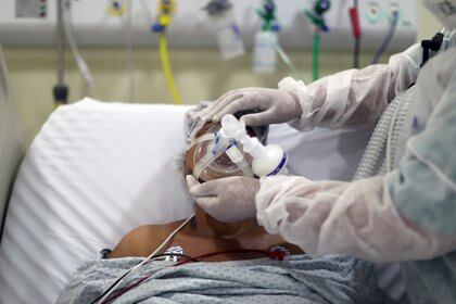 Un paciente en una UCI del hospital de municipal de Parelheiros en San Pablo (REUTERS/Amanda Perobelli)