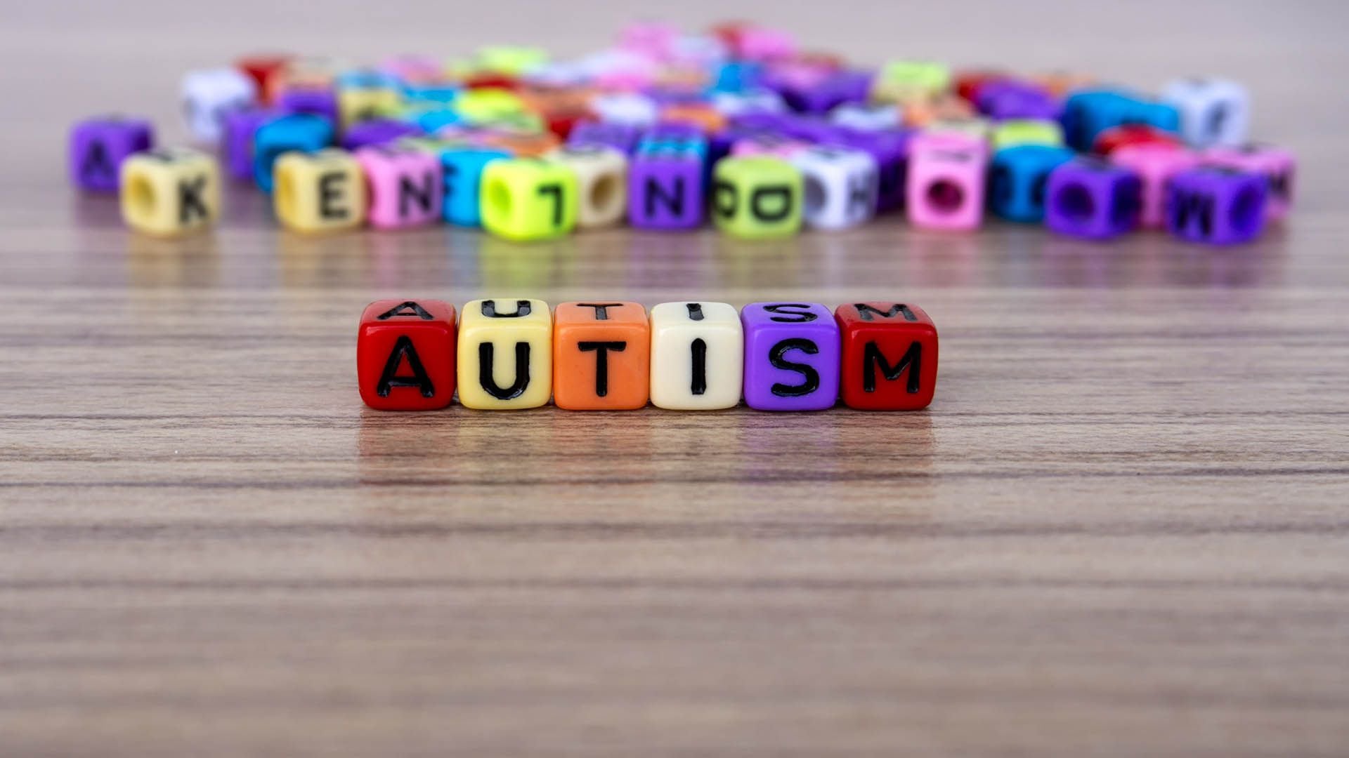 Se utiliza el término “espectro” para describir el autismo porque existe una amplia variación en el tipo y la gravedad de los síntomas que tienen las personas con esos trastornos