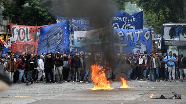 Los manifestantes tiraron bombas molotov y prendieron fuego contenedores de basura