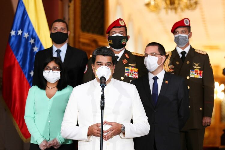 Nicolás Maduro y parte de la cúpula chavista durante un anuncio (Reuters)