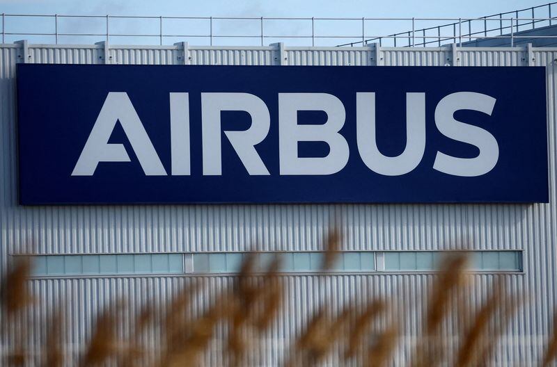 FOTO DE ARCHIVO: El logotipo de Airbus en las instalaciones de Airbus en Montoir-de-Bretagne, cerca de Saint-Nazaire, Francia, 4 de marzo de 2022. REUTERS/Stephane Mahe