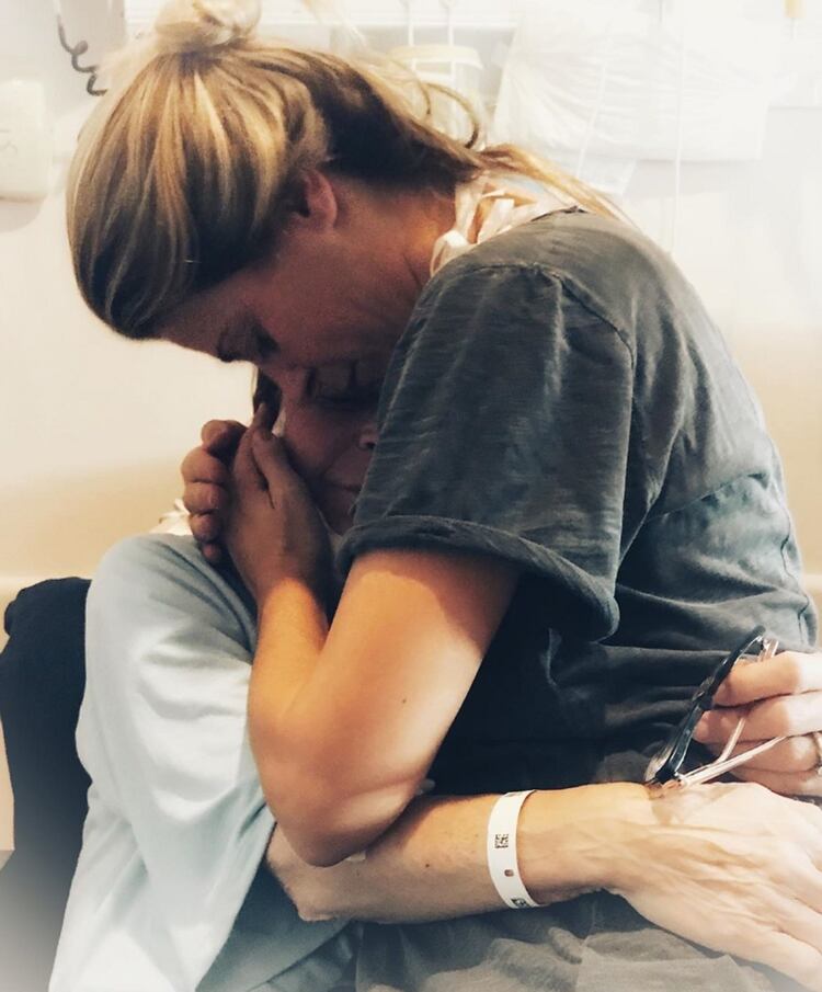 Una de las emotivas fotos que compartió Eugenia Tobal, acompañando a su madre durante su enfermedad