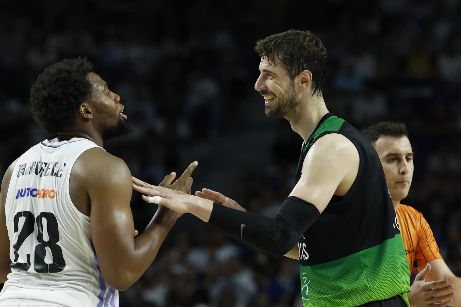 El ala-pívot del Real Madrid Guerschon Yabusele (i) conversa con Ante Tomic, del Joventut. EFE/ Juanjo Martin