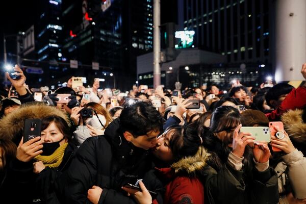 Una pareja se besa para celebrar el año nuevo en las calles de Seúl