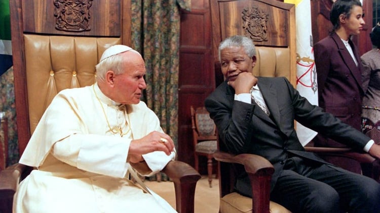 Juan Pablo II junto a Nelson Mandela en Pretoria, Sudáfrica. AP 