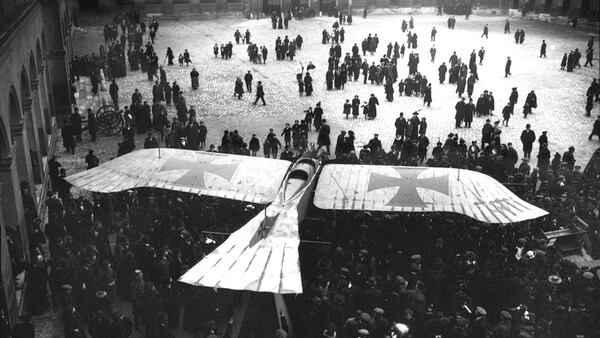 Un monoplano Taube alemÃ¡n capturado, en exhibiciÃ³n en el patio de Les Invalides, en ParÃ­s<br> Biblioteca Nacional de Francia 163