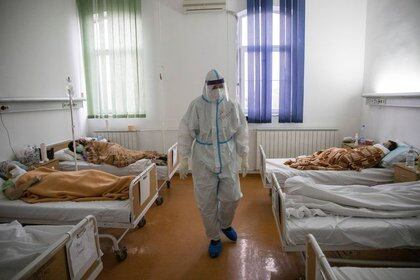 Foto ilustrativa del jueves de un trabajador de salud tratando pacientes con coronavirus en el  Hospital Zemun de Belgrado, Serbia.
Nov 26, 2020. REUTERS/Marko Djurica