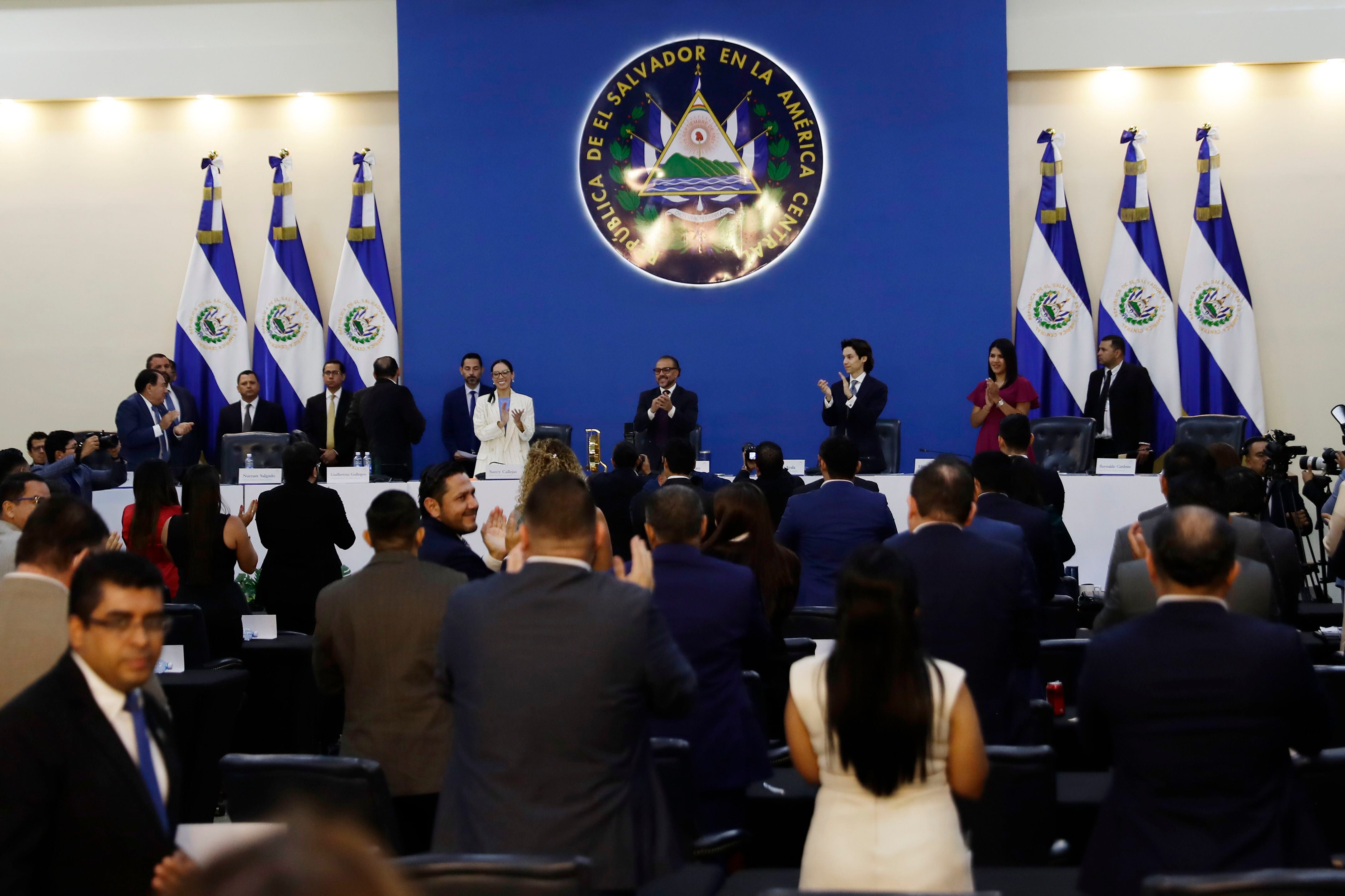 Diputados de la Asamblea Legislativa participan en la última sesión plenaria el 29 de abril de 2024, en Antiguo Cuscatlán (El Salvador). Los 84 actuales diputados en la Asamblea Legislativa de El Salvador concluyen este martes su período de tres años (2021-2024) y la nueva legislatura tomará posesión el miércoles (EFE/Rodrigo Sura)