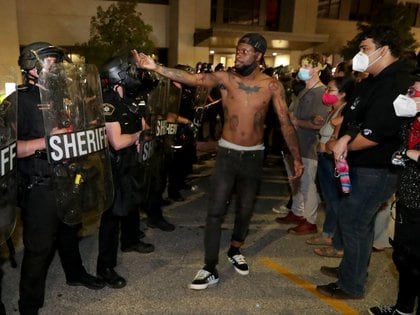 Un hombre se enfrenta a la policía frente al departamento de policía en de Kenosha (Mike De Sisti/Milwaukee Journal Sentinel via USA TODAY via REUTERS)