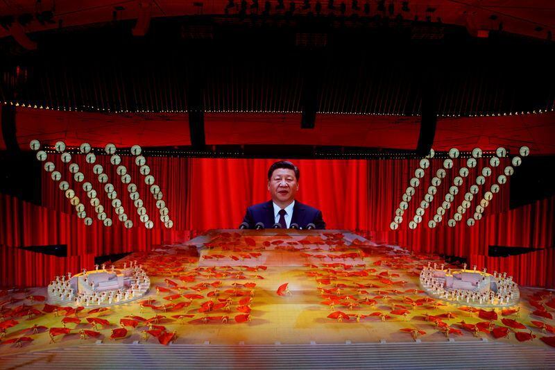 Una pantalla muestra al presidente chino Xi Jinping durante un espectáculo que conmemora el centenario de la fundación del Partido Comunista de China 