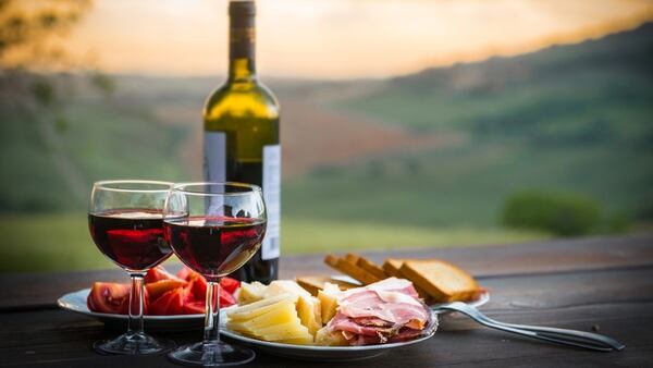 Saber elegir el vino es clave para disfrutar cada queso (Shutterstock)
