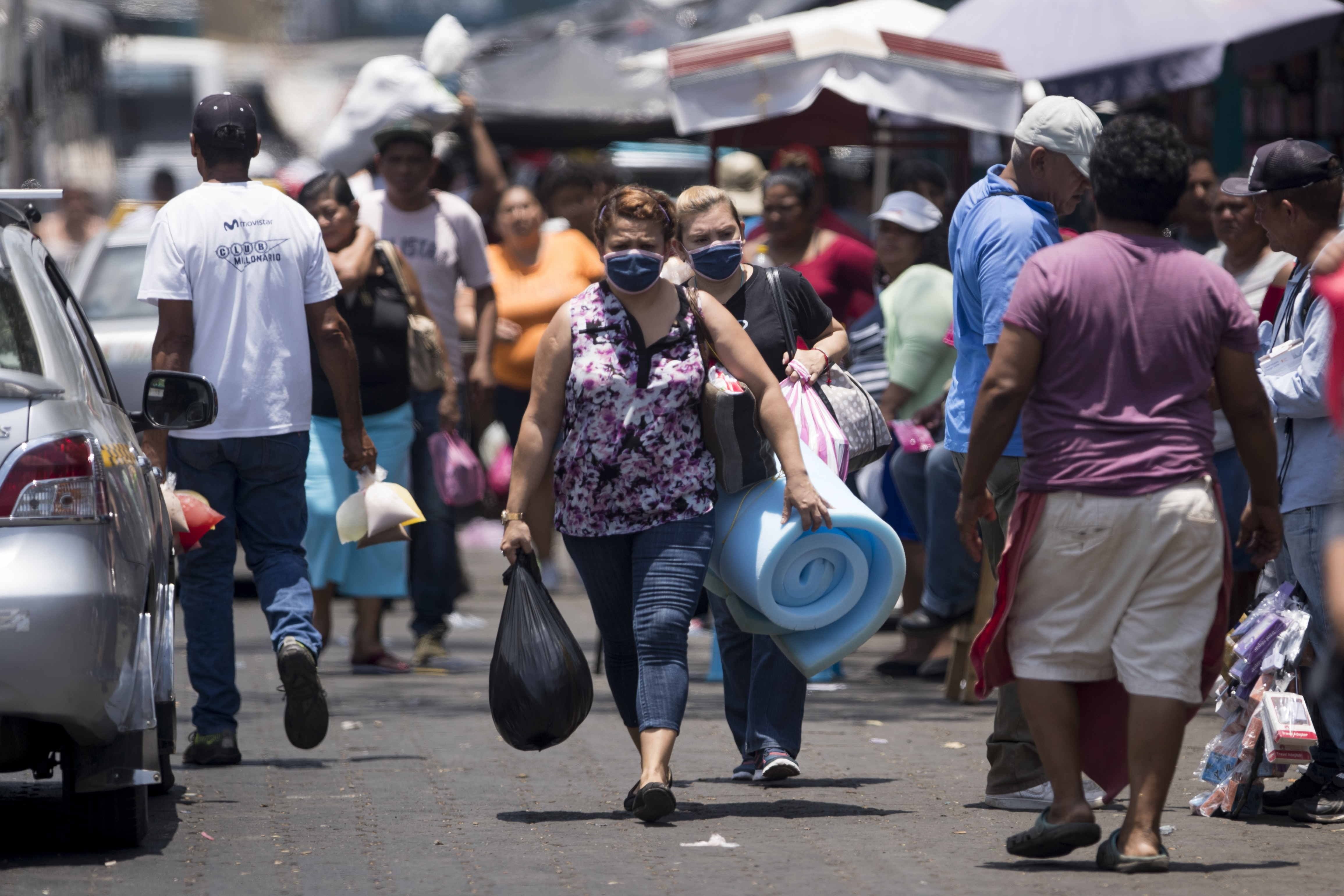 Personas usan tapabocas como medida de prevención ante el coronavirus en Managua (EFE/Jorge Torres/Archivo)