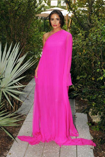 Olivia Culpo lució un exclusivo vestido de Valentino de una sola manga y color rosa durante una visita al museo The Rubell en Miami