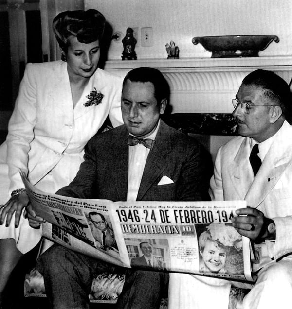 Evita, Perón y Mercante leen el diario (Archivo Histórico de la Provincia de Buenos Aires)