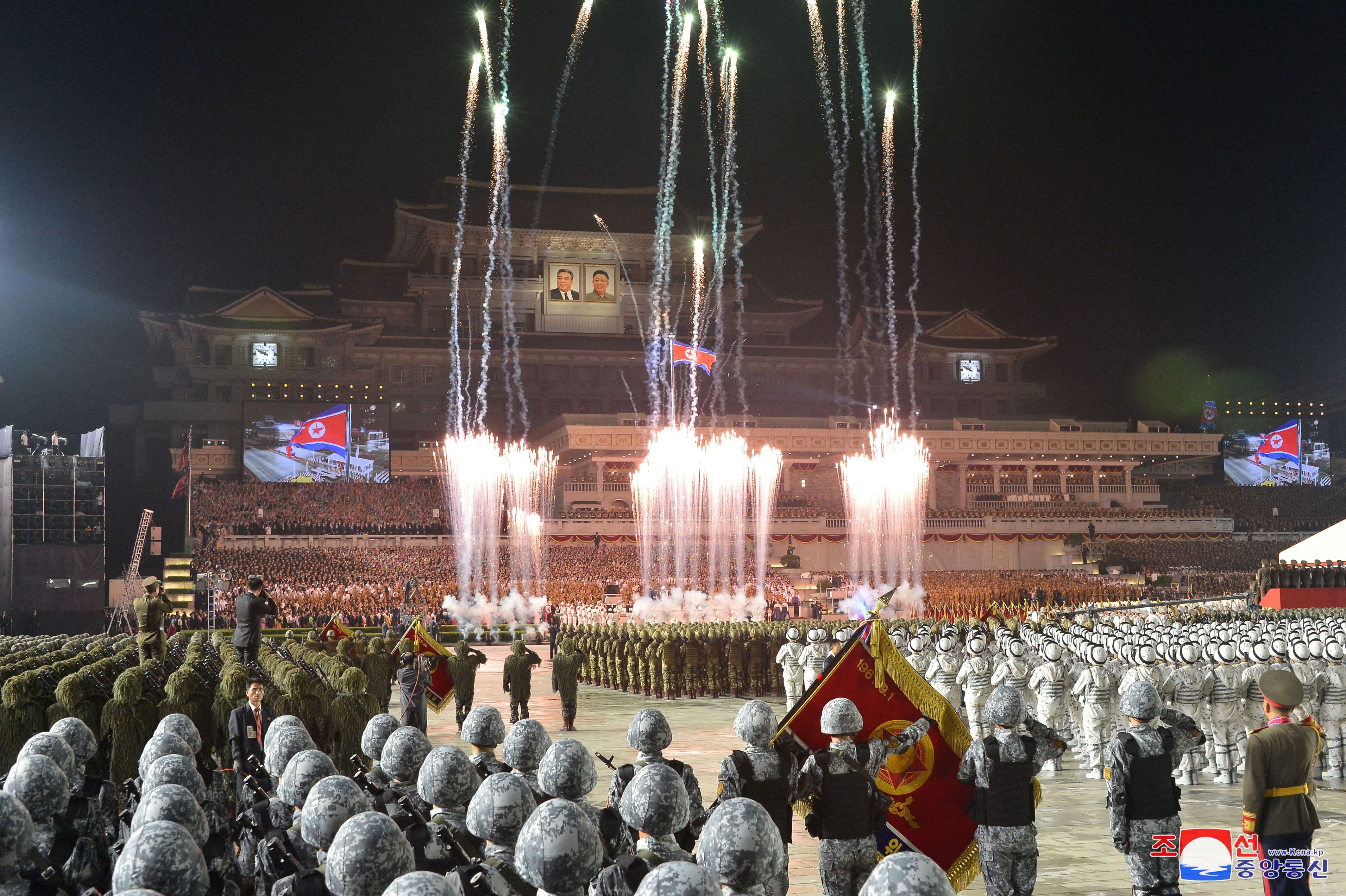 Celebraciones durante un desfile militar para conmemorar el 70 aniversario del armisticio de la Guerra de Corea en Pyongyang, Corea del Norte, 27 de julio de 2023, en esta imagen publicada por la Agencia Central de Noticias de Corea del Norte. KCNA via REUTERS 