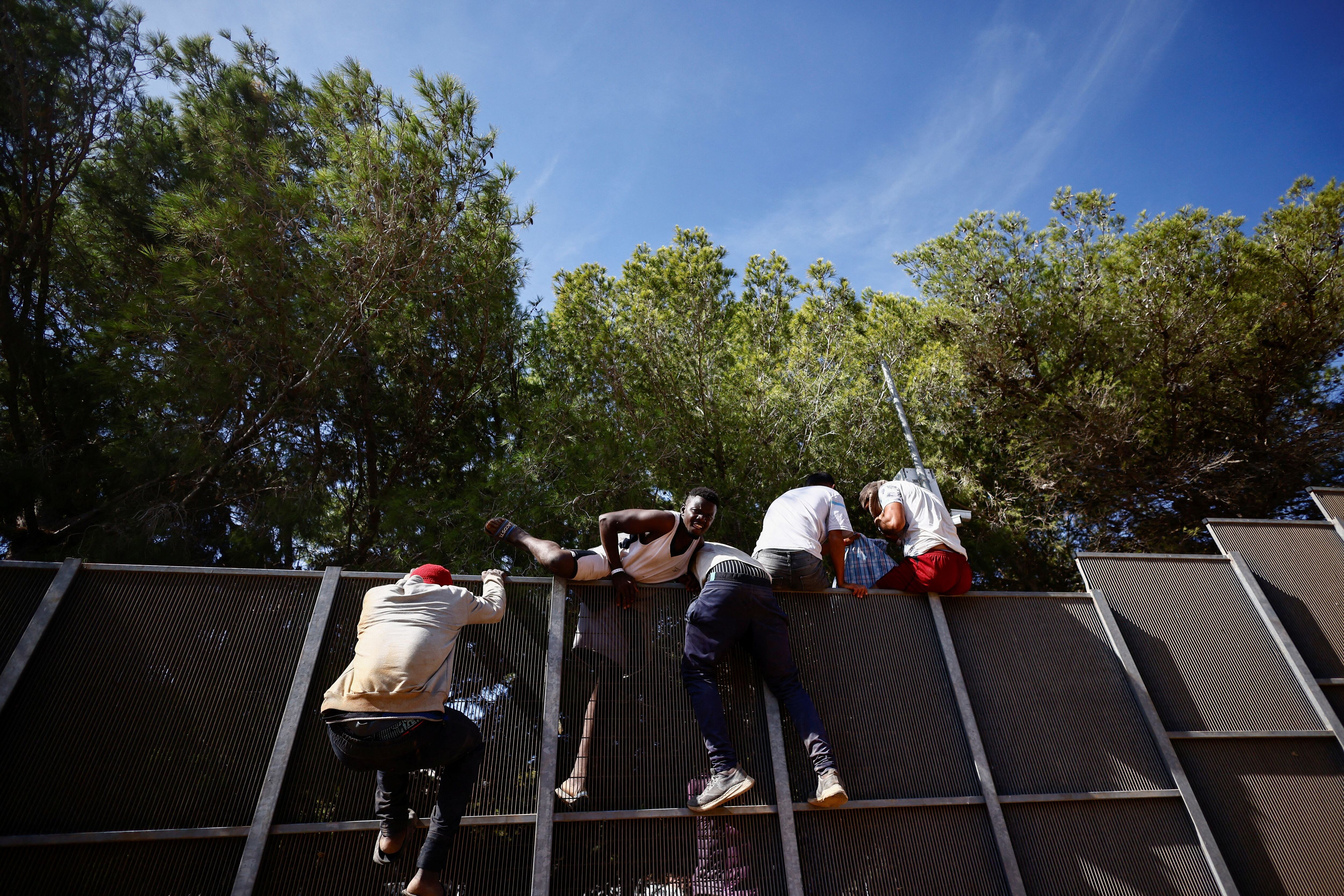 Los migrantes huyeron del centro de acogida (REUTERS/Yara Nardi)