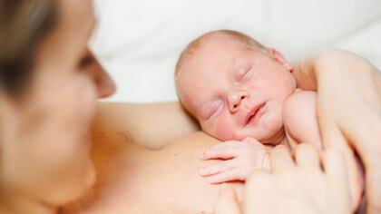 Según un estudio que hicieron en Estados Unidos donde rastrearon madres y recién nacidos, el 8% de madres dieron positivo al SARS-CoV-2 luego de dar a luz (Shutterstock)
