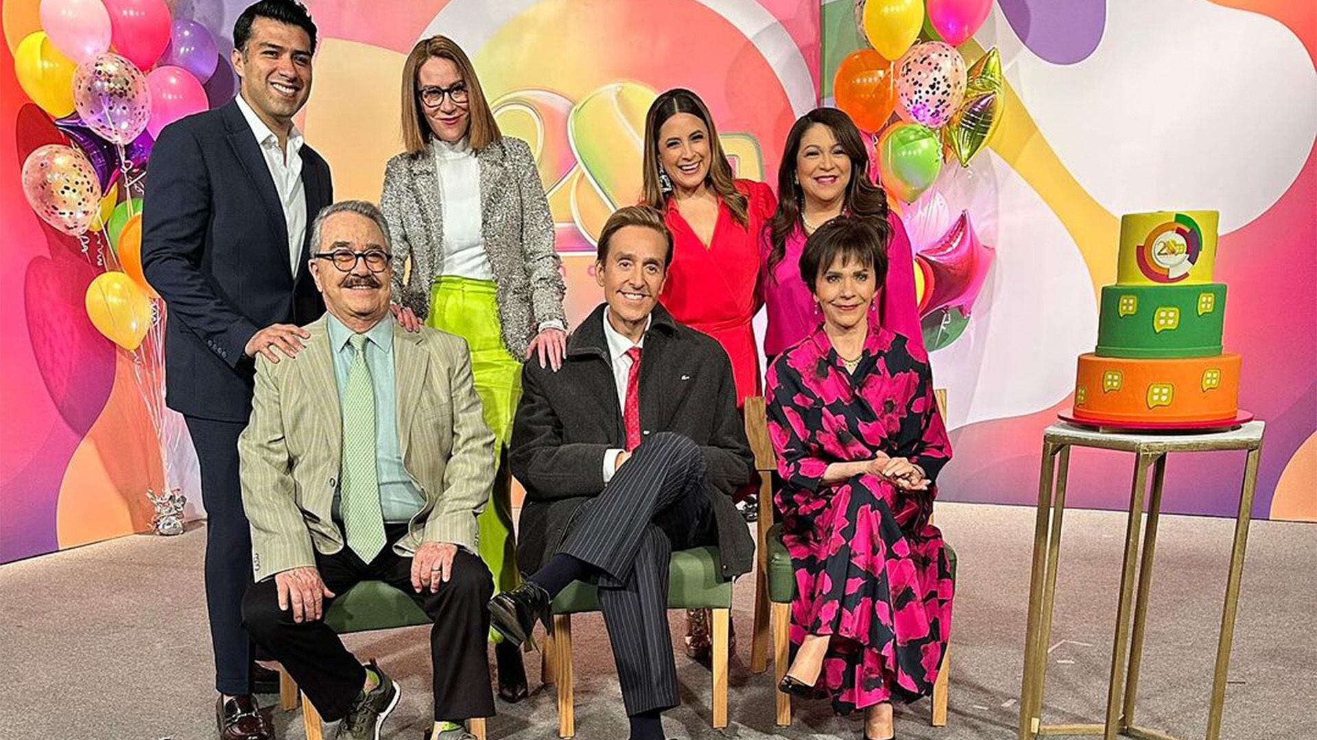 El 22 de enero, pero del año 1996, la periodista junto a Juan José Origel,  Martha Figueroa y Pedro Sola iniciaron el programa de espectáculos más longevo de la televisión mexicana