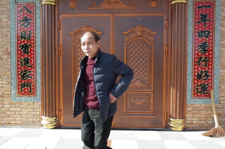 Xu Chunlin viajó por primera vez a Shenzhen en 1989 e introdujo a otros aldeanos de Hunan a duros trabajos de construcción. Hizo una fortuna relativa y vive en una casa de ladrillo de tres pisos con puertas de latón (The Washington Post / Gerry Shih)
