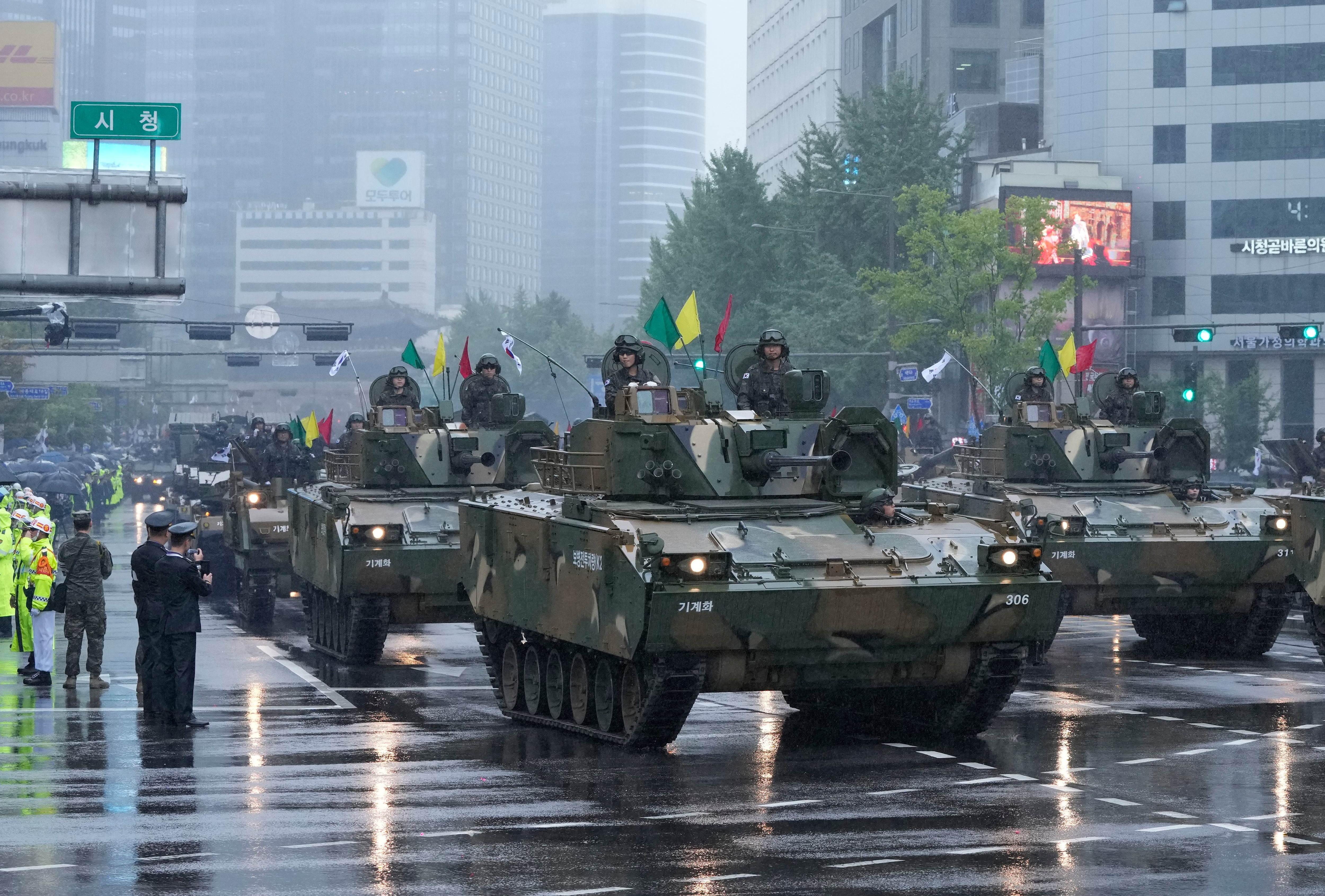 Una división de tanques (AP Photo/Ahn Young-joon)