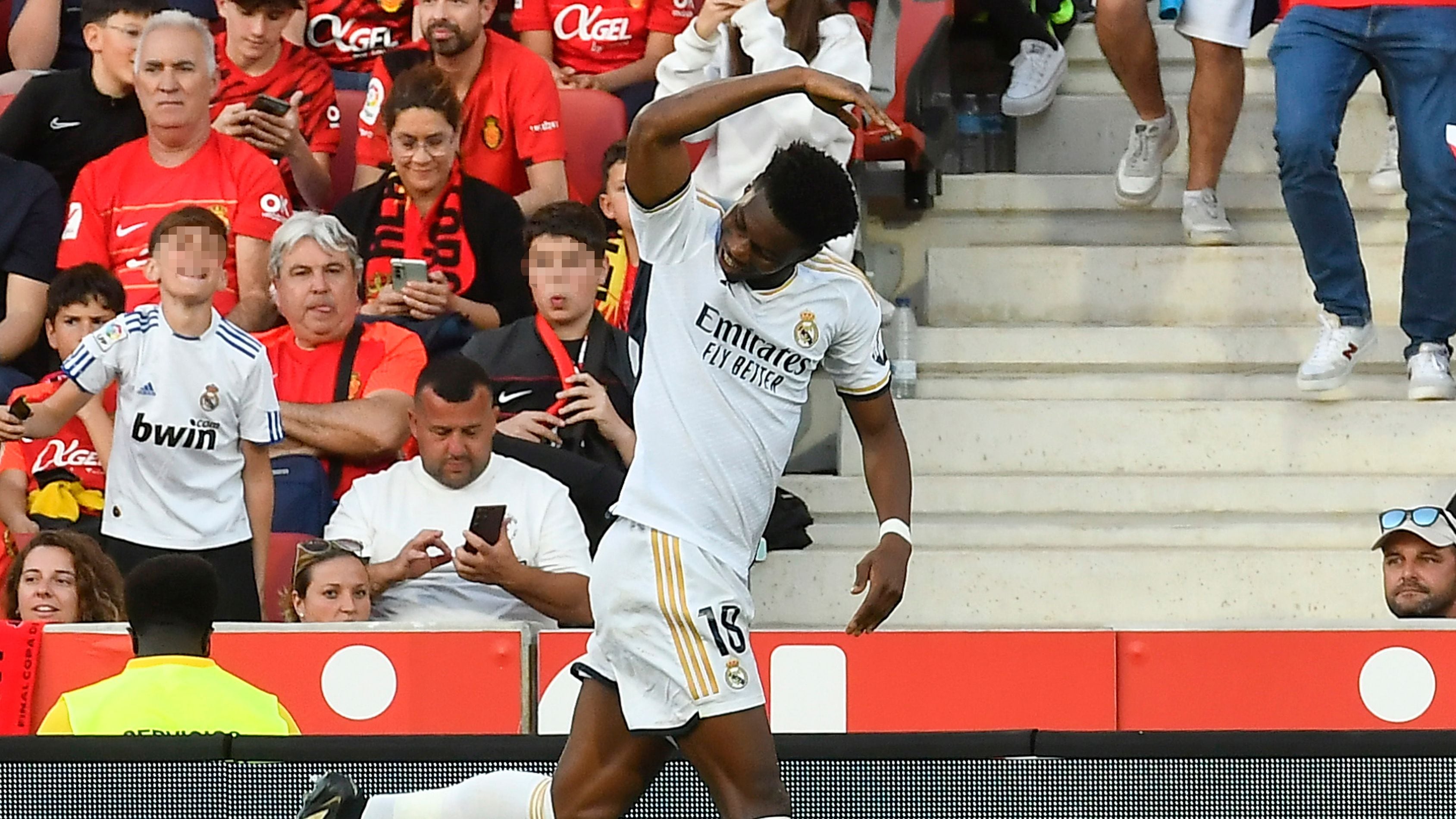 El centrocampista francés del Real Madrid, Aurelien Tchouameni, celebra su gol frente al Mallorca (EFE/Miquel A. Borrás).