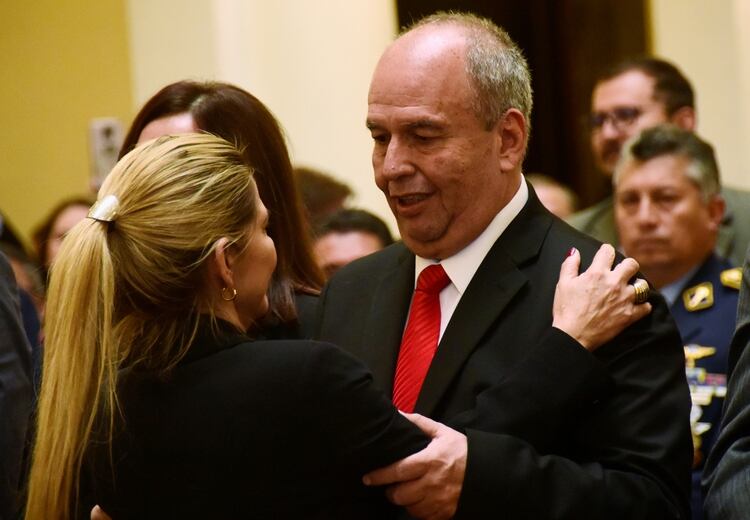 El ministro de gobierno Arturo Murillo abraza a la presidenta interina Jeanin Añez. (REUTERS/Andrea Martinez)