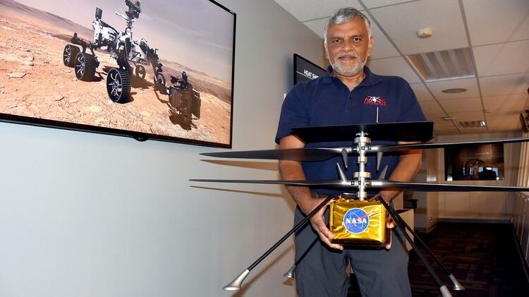 J. “Bob” Balaram, jefe de ingeniería del Helicóptero Explorador Marciano (MHS) del Laboratorio de Propulsión de la Agencia Nacional Aeroespacial estadounidense (JPL-NASA), posa el 16 de julio de 2019, en Pasadena, California (Estados Unidos). Aunque las leyes de la física dicen que es casi imposible levantar y dirigir un aparato volador en Marte, ingenieros estadounidenses han creado un helicóptero lo suficientemente ligero y rápido como para explorar el planeta rojo a vista de pájaro. EFE/ Iván Mejía