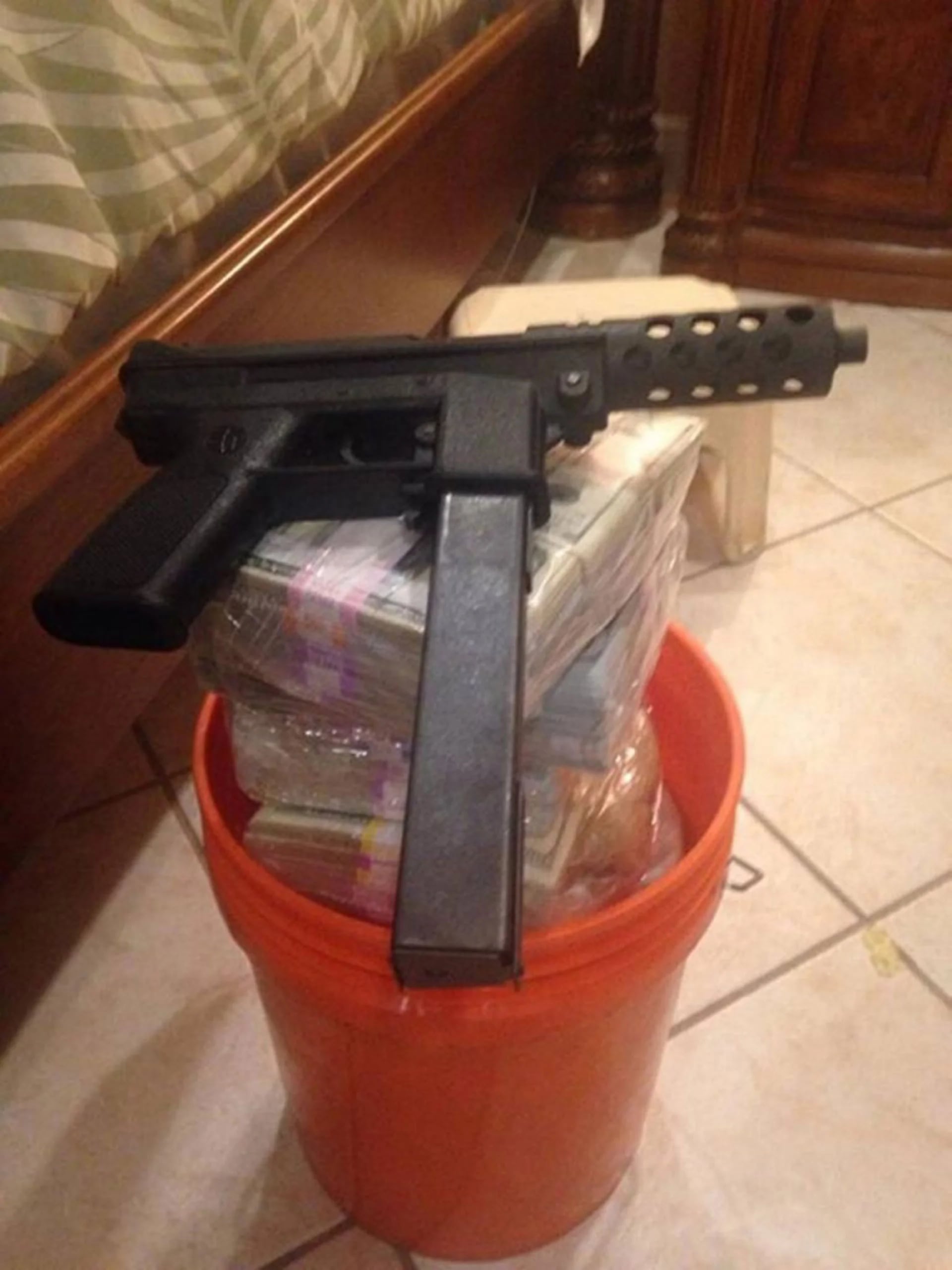 Junto a la millonaria suma de dinero encontraron armas automáticas (Miami Dade Police Department)
