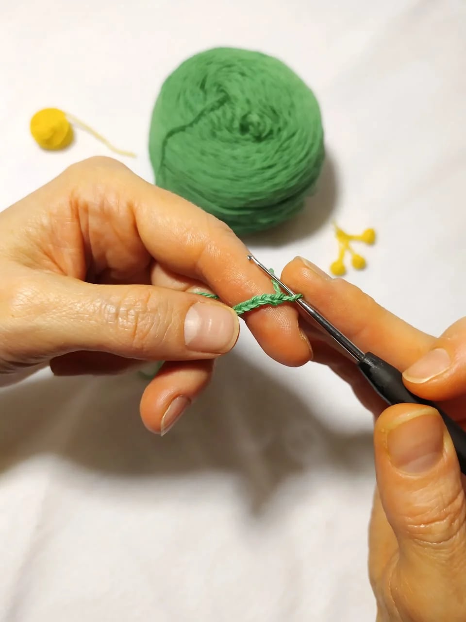 "Me gusta el crochet chiquito, hacer accesorios y brindarles una utilidad", cuenta la tejedora belga