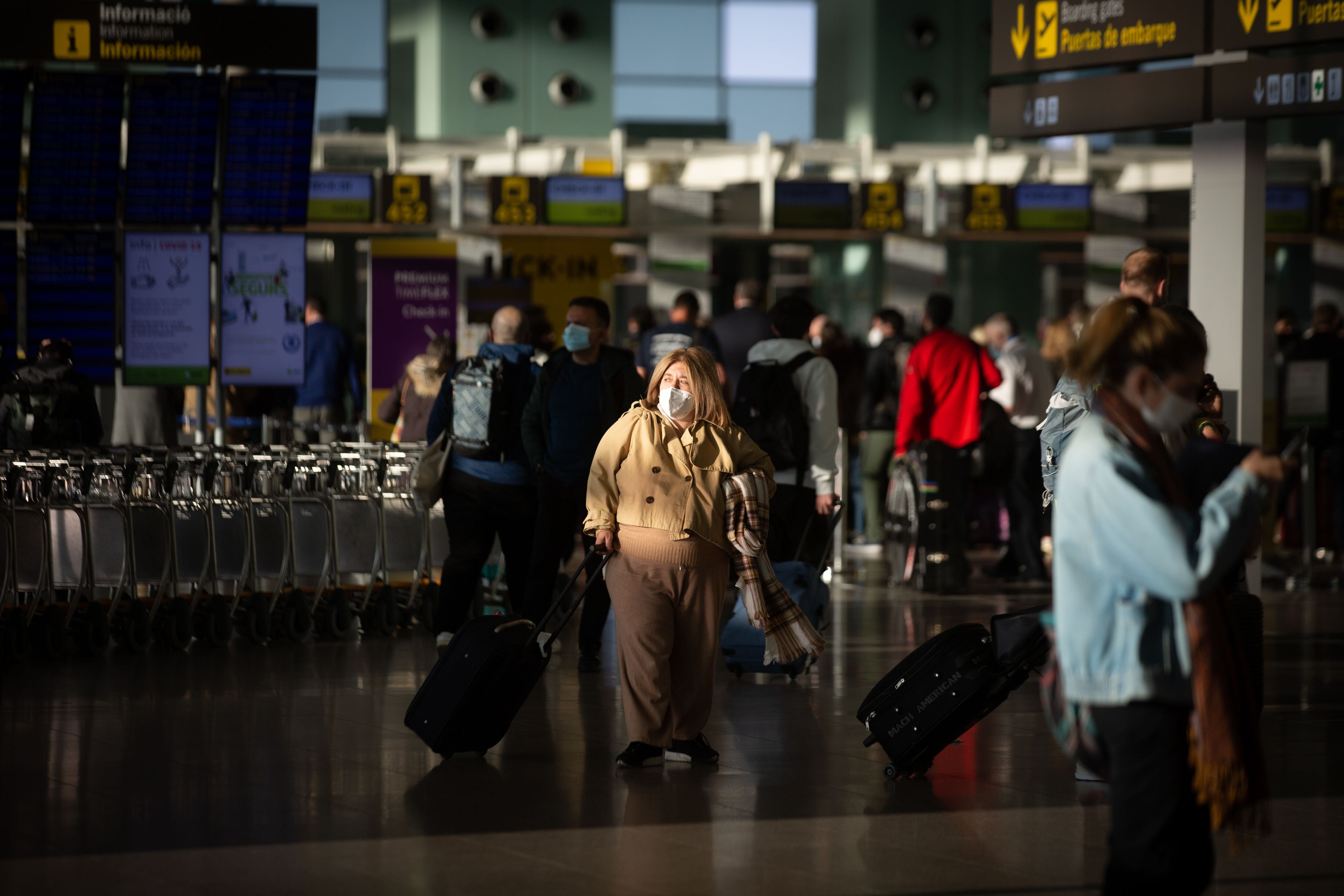 19-11-2021 Varios pasajeros con maletas en el aeropuerto de El Prat, a 19 de noviembre de 2021, en Barcelona, Cataluña (España). El aeropuerto de la red Aena es el primer aeropuerto en extensión y tráfico de Cataluña y el segundo aeropuerto con mayor tráfico de España detrás del Aeropuerto Adolfo Suárez Madrid-Barajas.SALUD David Zorrakino - Europa Press