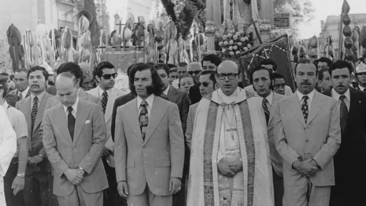 Monseñor Angelelli era obispo de La Rioja. En la foto, junto al entonces gobernador de esa provincia, Carlos Menem